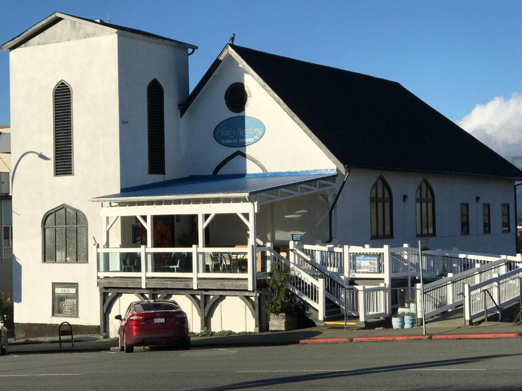 uma igreja com um carro estacionado em frente em Char's Landing Hostel em Port Alberni