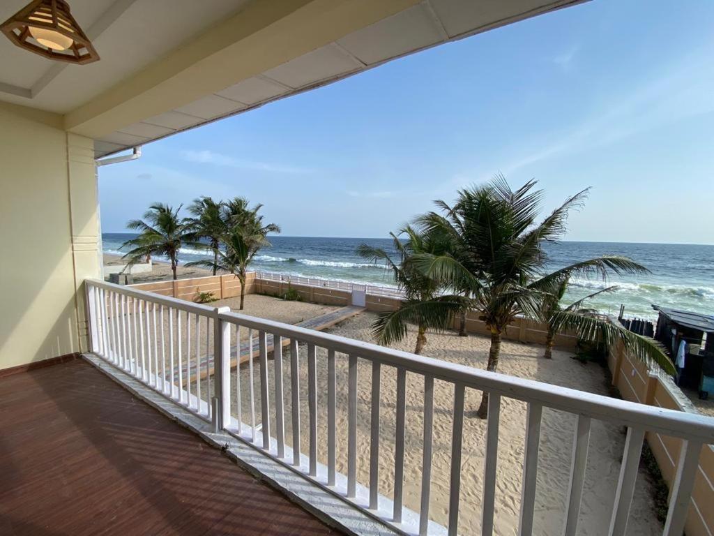 uma varanda com vista para a praia em Oceanfront Wavecrest Hotel em Lekki