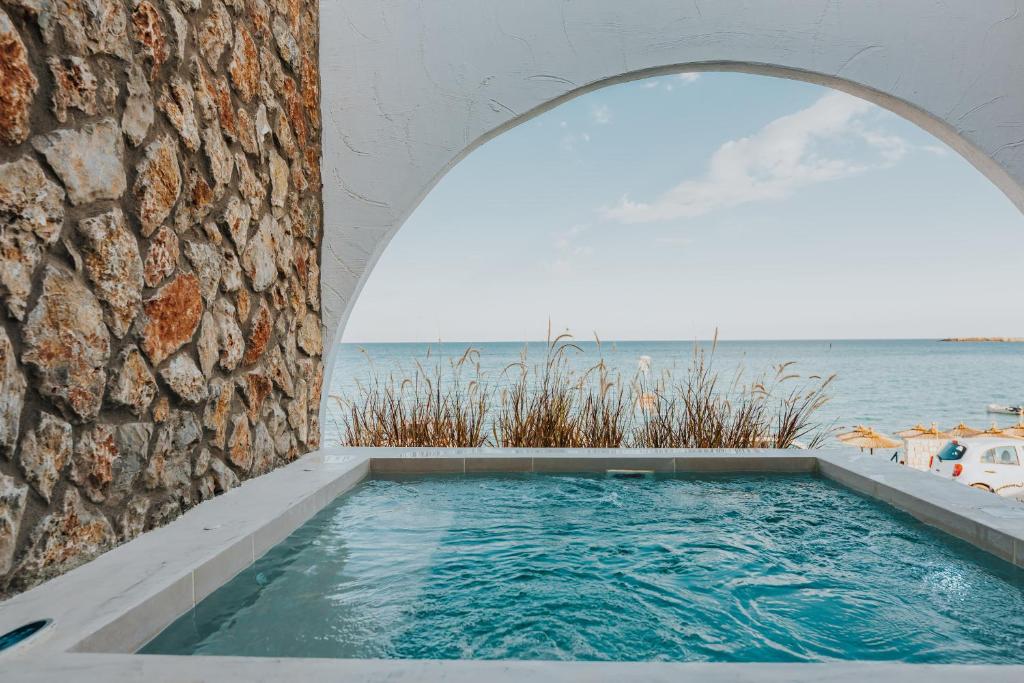 Bazén v ubytování Delfini Beach Hotel & Suites nebo v jeho okolí