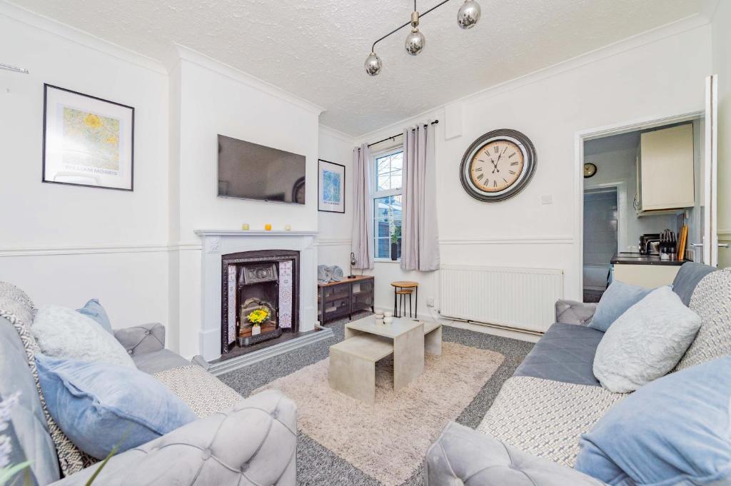 ein Wohnzimmer mit 2 Sofas und einem Kamin in der Unterkunft Central Townhouse Wolverhampton - Sleeps 8 - Ideal for Contractors & Families in Wolverhampton