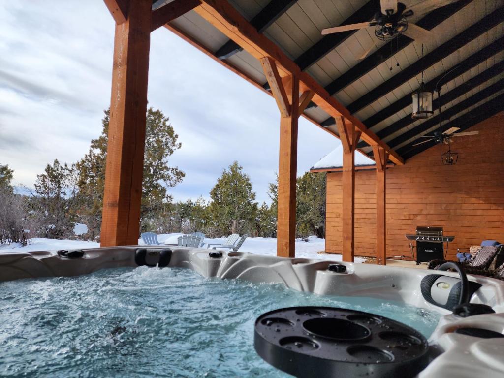 Πισίνα στο ή κοντά στο East Zion Mesa Retreat- Luxury, Hot Tub, Resort Amenities