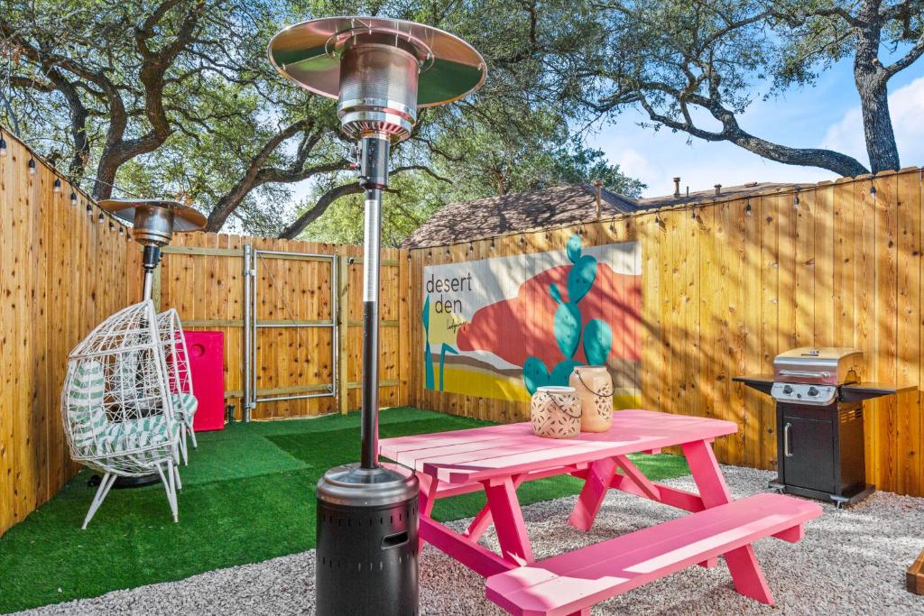 einen rosa Picknicktisch mit einer Lampe und einem Stuhl in der Unterkunft Park access! Bars & Restaurants close-by! Private in Austin