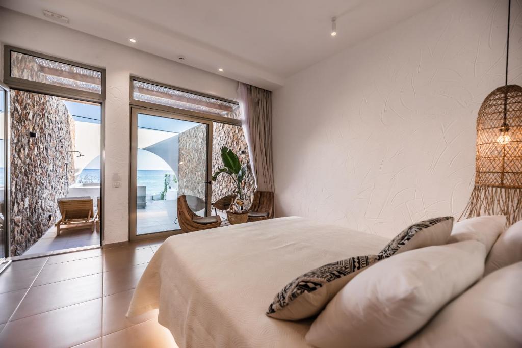 Postel nebo postele na pokoji v ubytování Delfini Beach Hotel & Suites