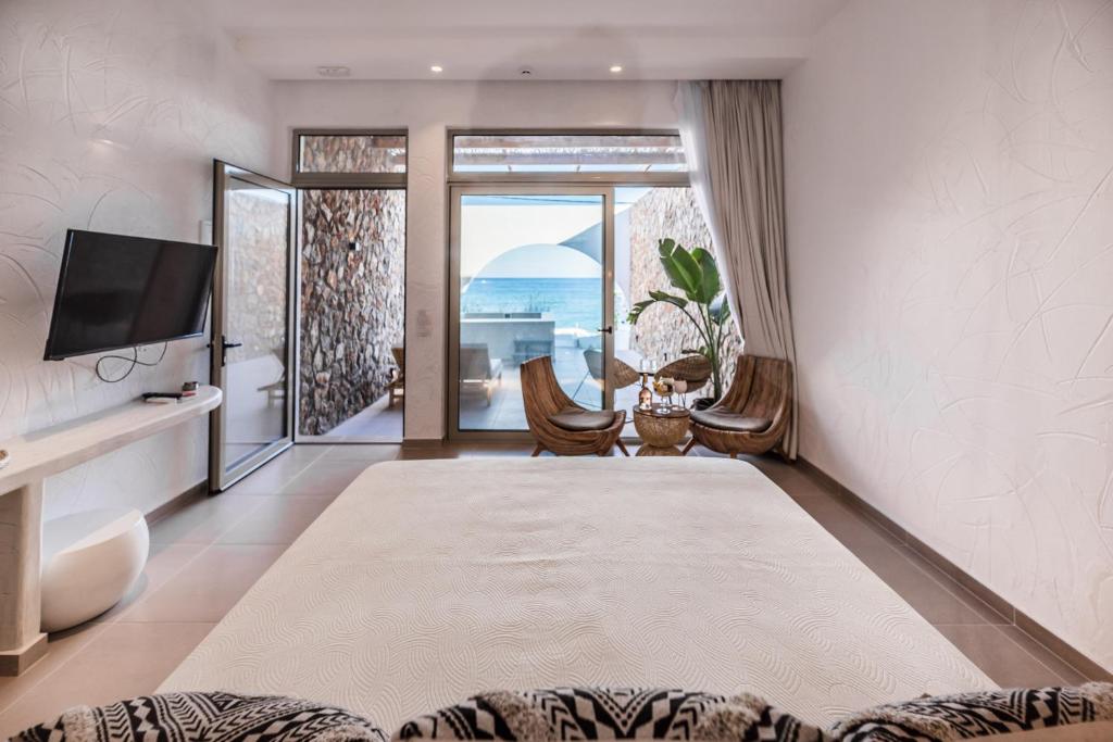TV a/nebo společenská místnost v ubytování Delfini Beach Hotel & Suites