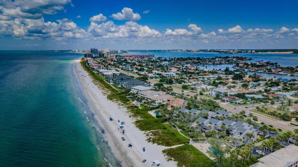 una vista aerea sulla spiaggia a destino di Beachfront Aldea 3 a Clearwater Beach