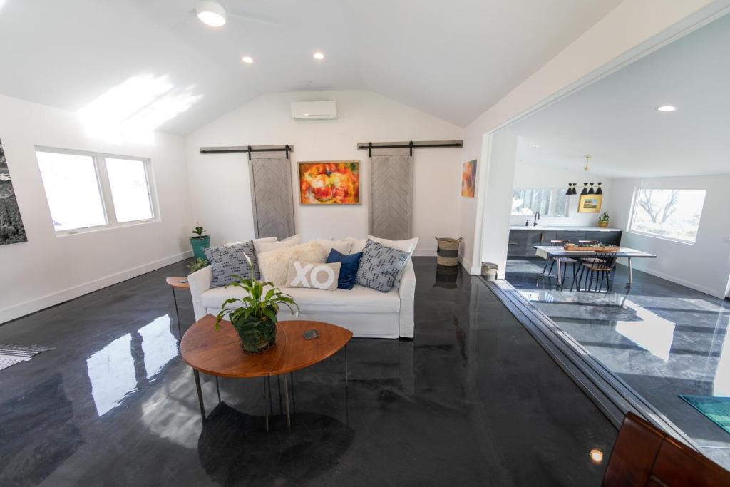 Fotografie z fotogalerie ubytování Westside Paso Wine Trail Guest House with firepit, BBQ on lavender farm v destinaci Templeton