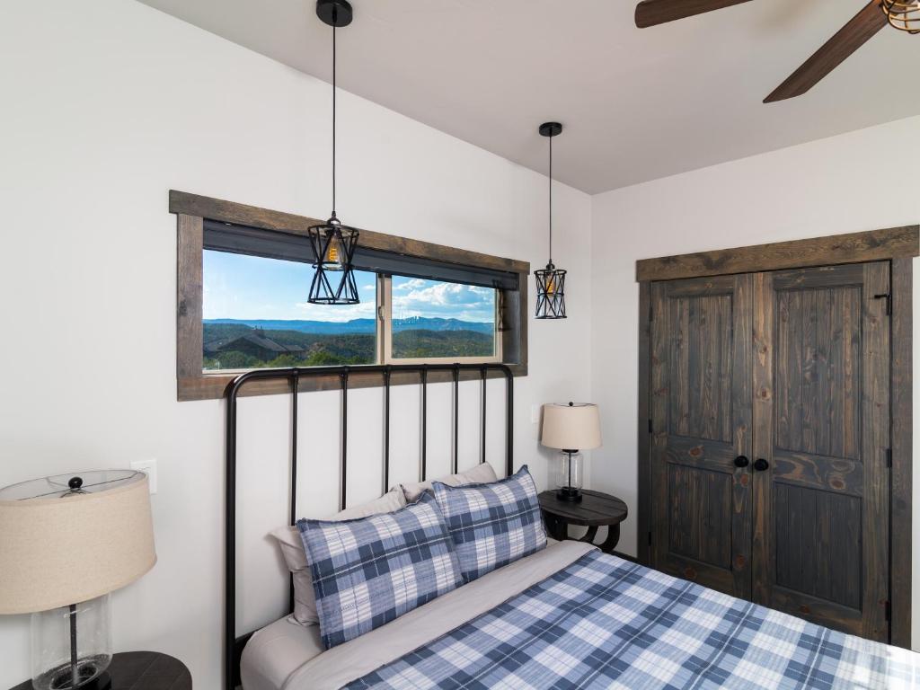 Postel nebo postele na pokoji v ubytování Cliff's Edge. New Build, Breathtaking Views, Luxury Stay Near Zion