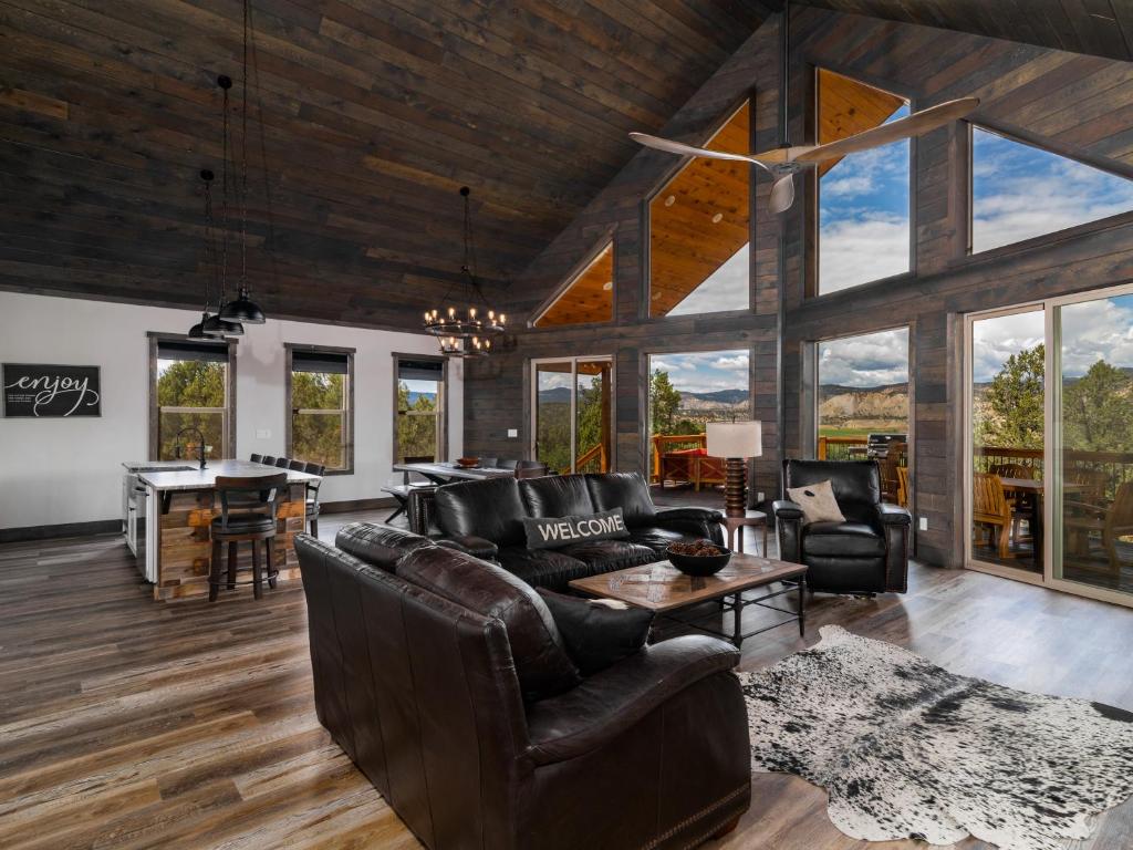 Posezení v ubytování Cliff's Edge. New Build, Breathtaking Views, Luxury Stay Near Zion