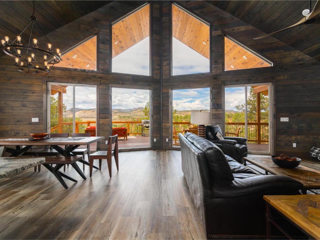 Posezení v ubytování Cliff's Edge. New Build, Breathtaking Views, Luxury Stay Near Zion