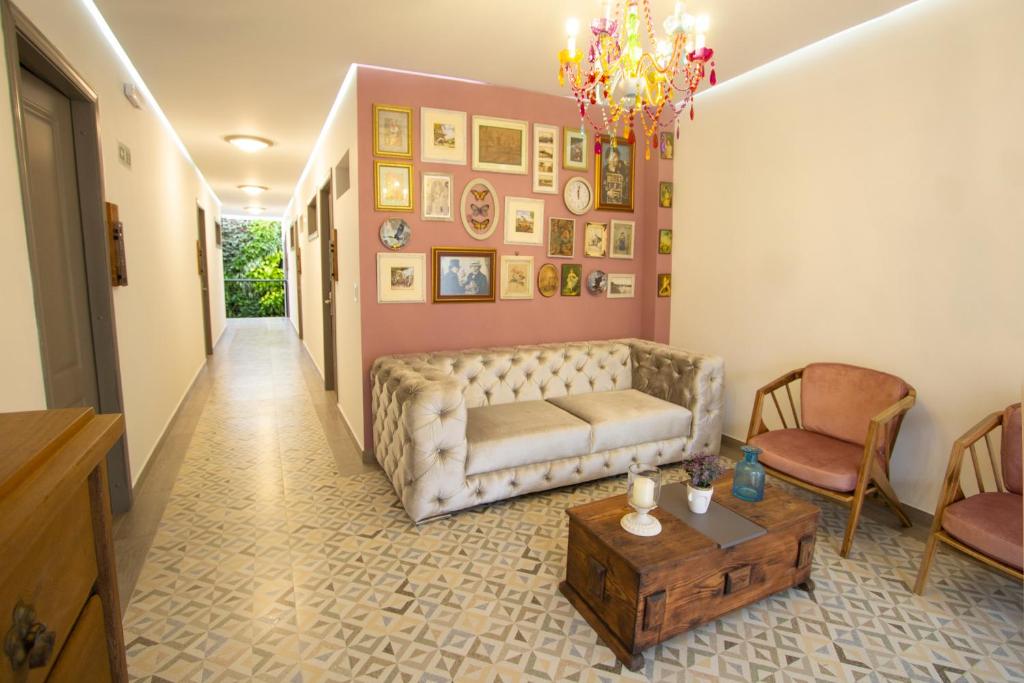 sala de estar con sofá y mesa en Hotel Pajara Pinta, en Cali