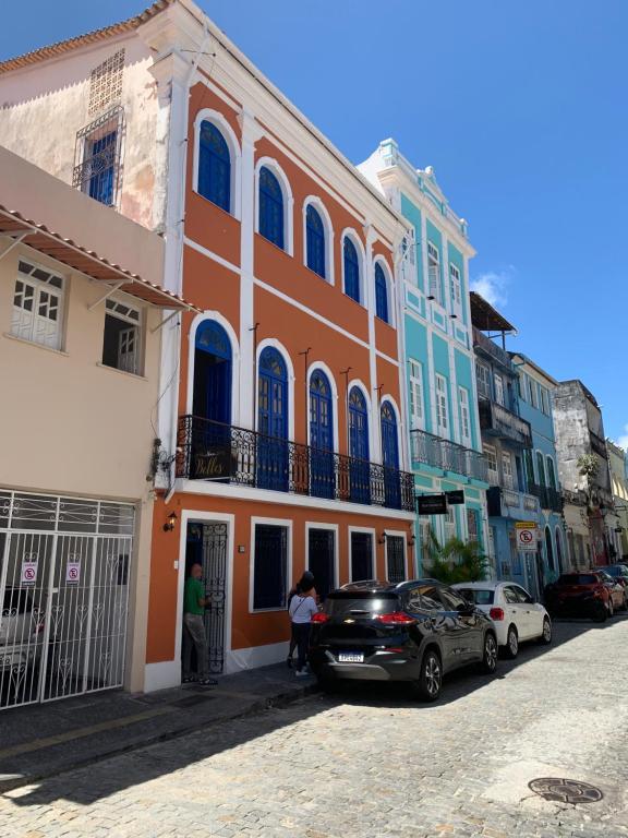 um grupo de edifícios ao lado de uma rua em Hotel Villa Salvador em Salvador