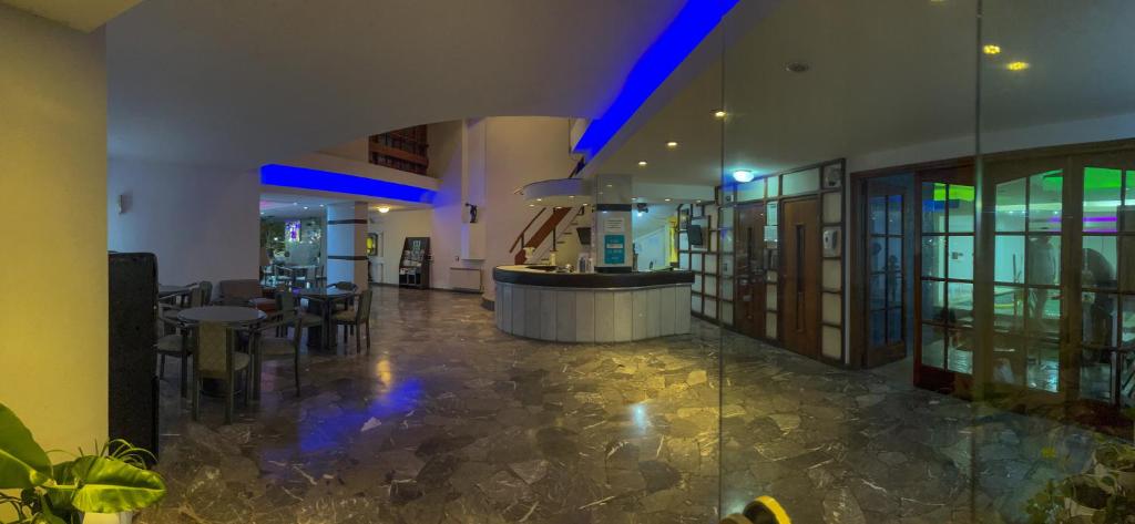 a lobby with a bar in the middle of a building at Hotel GHC in San Clemente del Tuyú