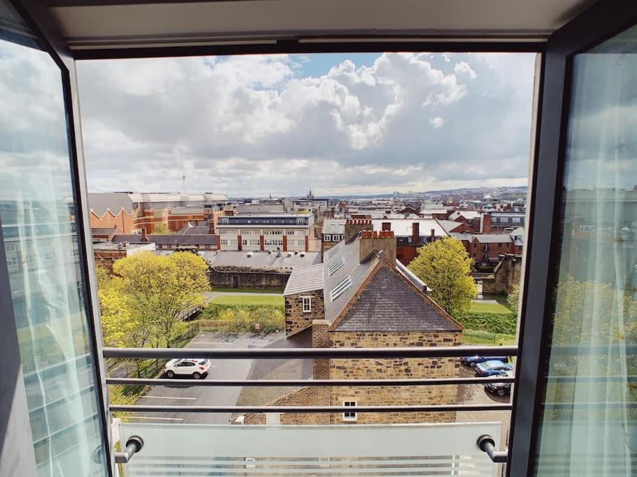 - une vue sur la ville depuis la fenêtre dans l'établissement City Centre Apartment - Sleeps 6 - Open Plan, à Newcastle upon Tyne