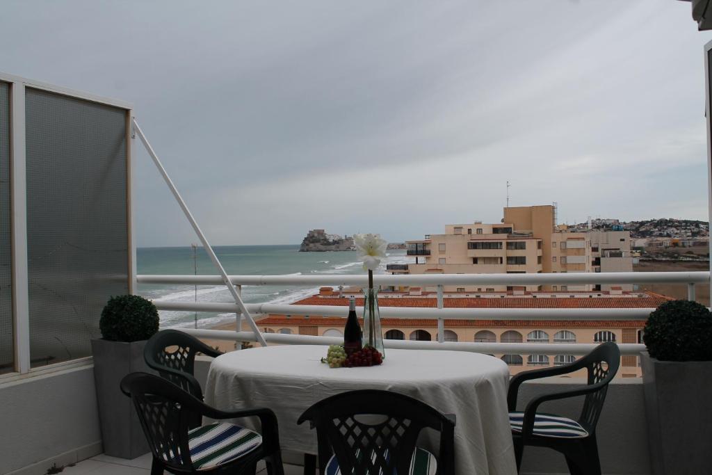 einen Tisch auf einem Balkon mit Meerblick in der Unterkunft Apartamento Picasso in Peñíscola