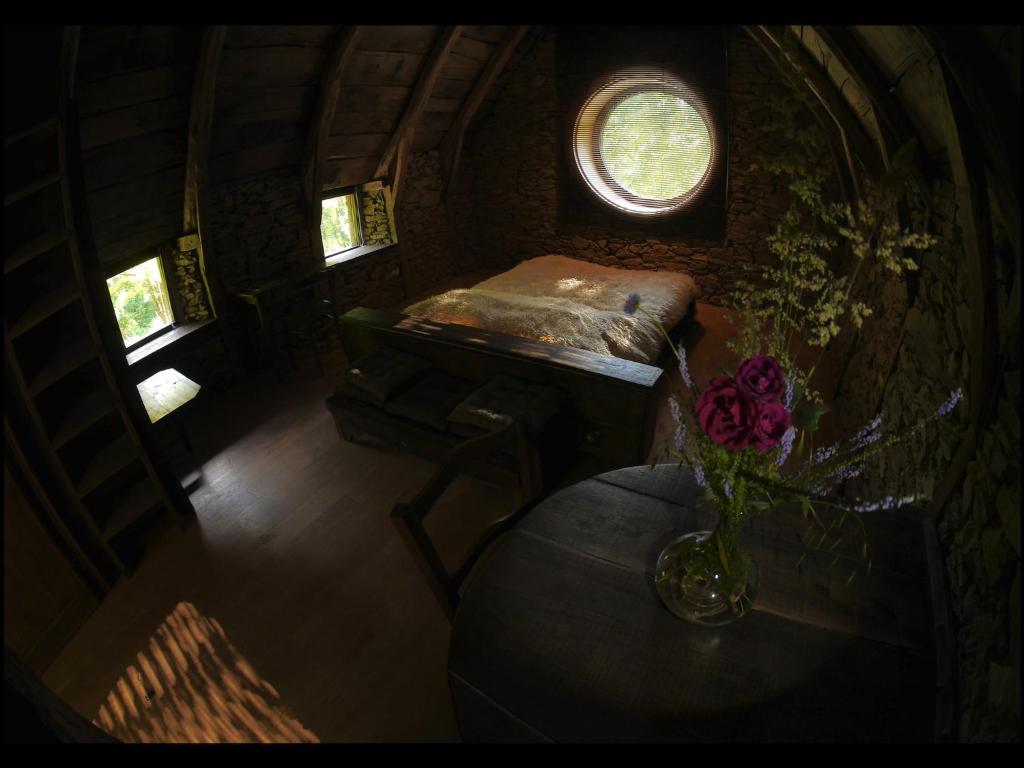 ein kleines Zimmer mit einem Tisch und einem Fenster in der Unterkunft Malrieu in Le Fel
