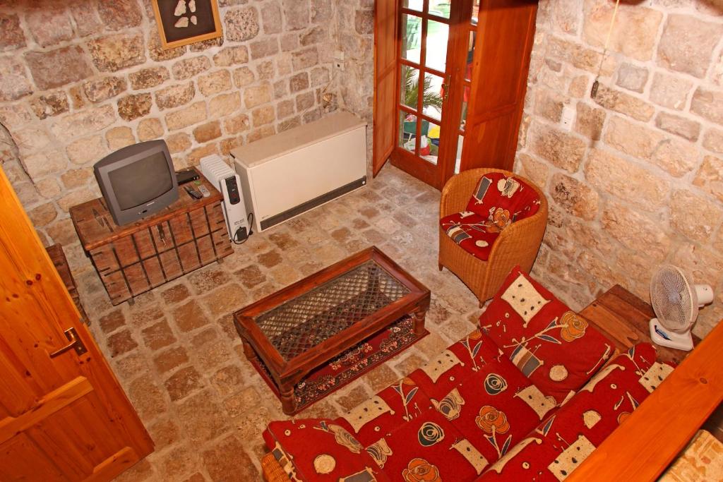 z widokiem na powietrze salon z kominkiem i telewizorem w obiekcie Apartments Mima Hvar w Hvarze