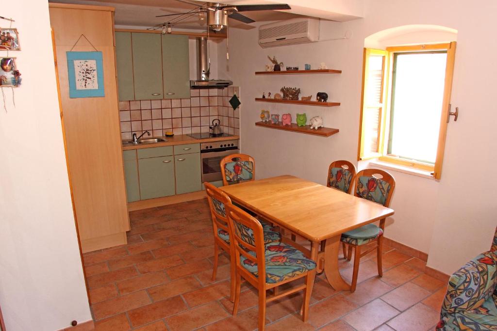 Kuchnia lub aneks kuchenny w obiekcie Apartments Mima Hvar