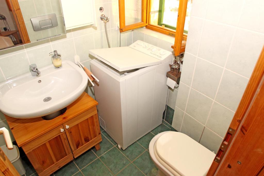 mała łazienka z umywalką i toaletą w obiekcie Apartments Mima Hvar w Hvarze