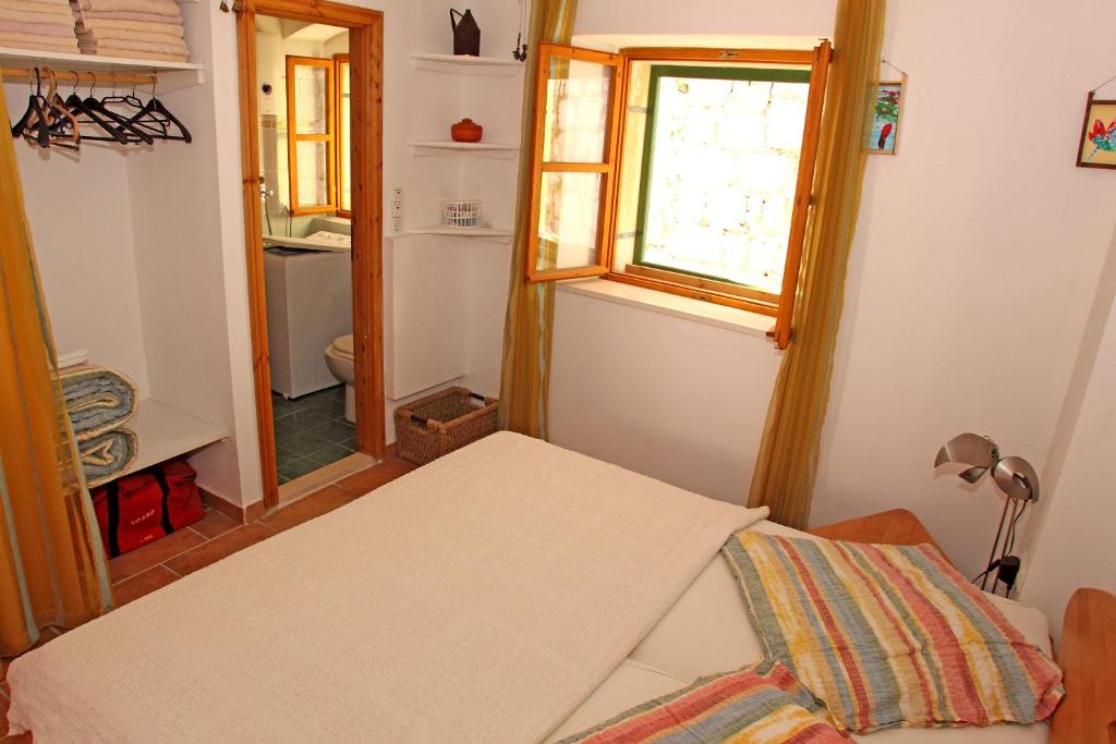 Łóżko lub łóżka w pokoju w obiekcie Apartments Mima Hvar