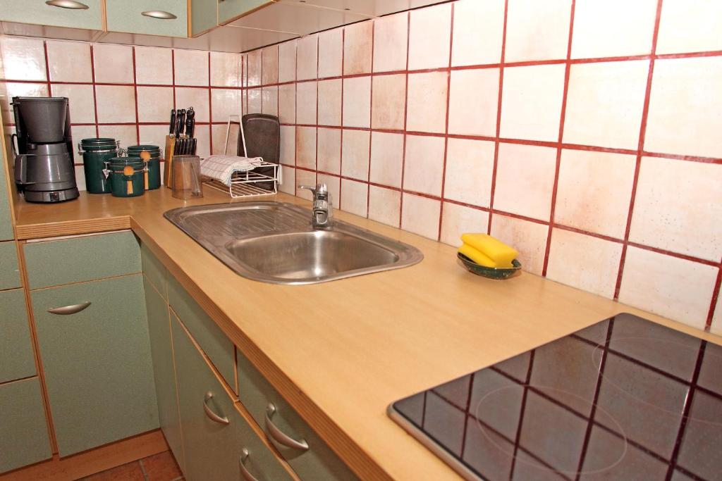 kuchnia ze zlewem i blatem w obiekcie Apartments Mima Hvar w Hvarze