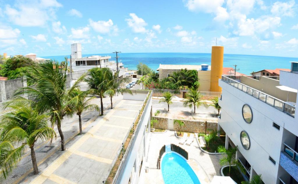 desde el balcón de un edificio con vistas a la playa en Happy Hotel Ponta Negra, en Natal