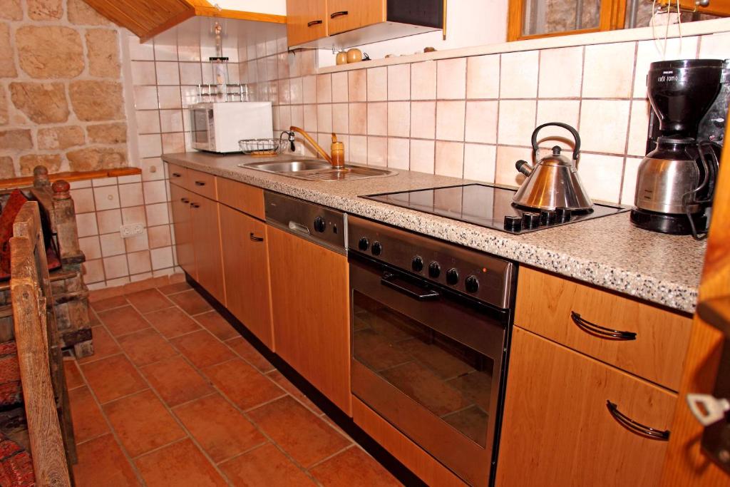 Kuchnia lub aneks kuchenny w obiekcie Apartments Mima Hvar
