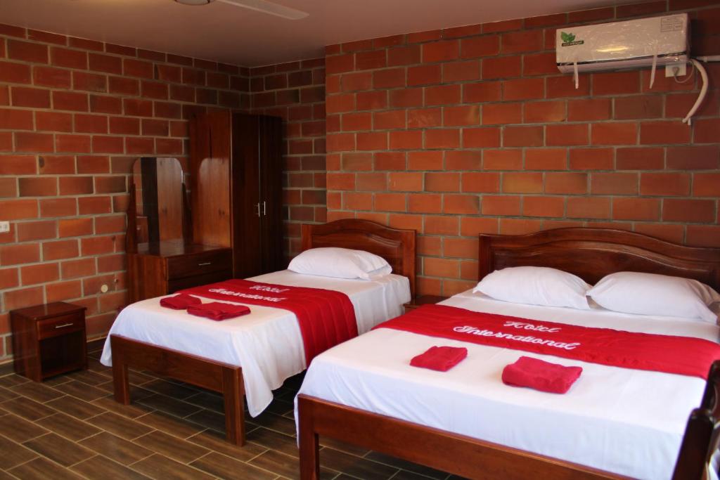Postel nebo postele na pokoji v ubytování Hotel International