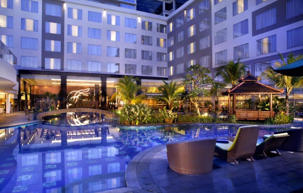 Bazén v ubytování FUGO Hotel Banjarmasin nebo v jeho okolí