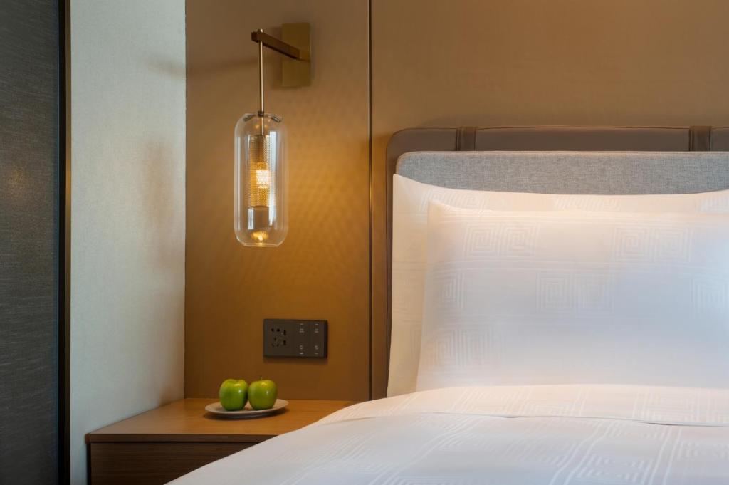 Postel nebo postele na pokoji v ubytování Guangzhou Hotel