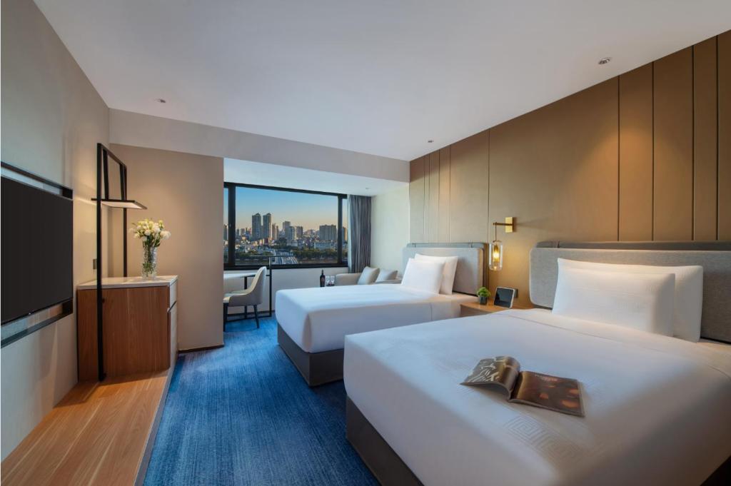 Postel nebo postele na pokoji v ubytování Guangzhou Hotel