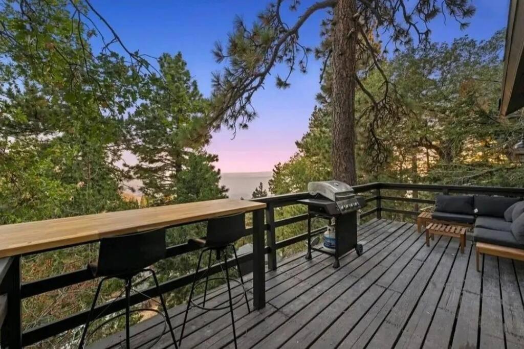 een terras met een grill en een picknicktafel bij Updated Mountain Cabin Retreat with 180 views off Deck and Balcony in Running Springs