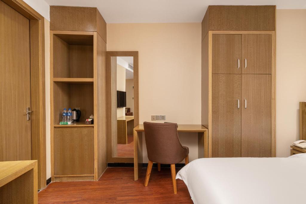 Postel nebo postele na pokoji v ubytování Guangzhou Boyi Hotel