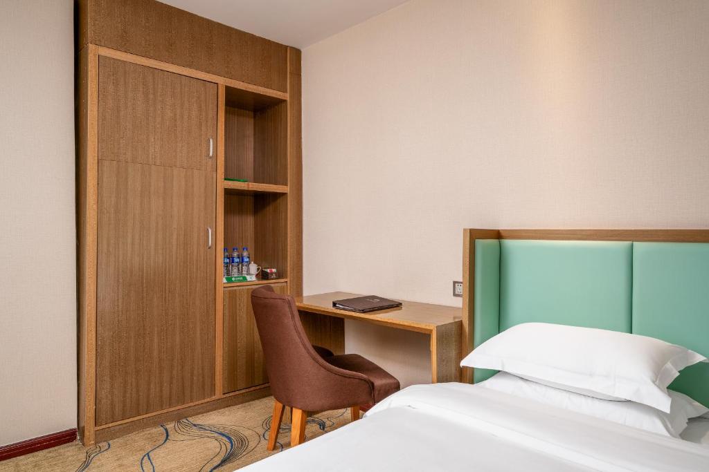 Postel nebo postele na pokoji v ubytování Guangzhou Boyi Hotel