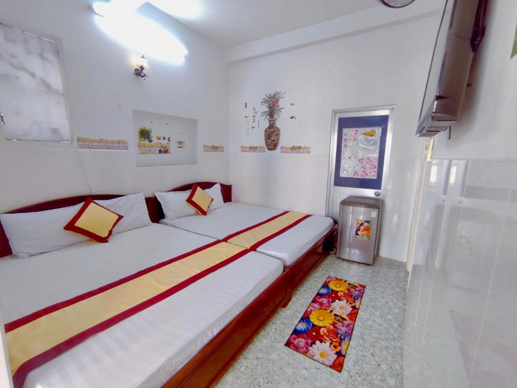 um quarto com uma cama grande num quarto em Minh Hiền Hotel em Vung Tau