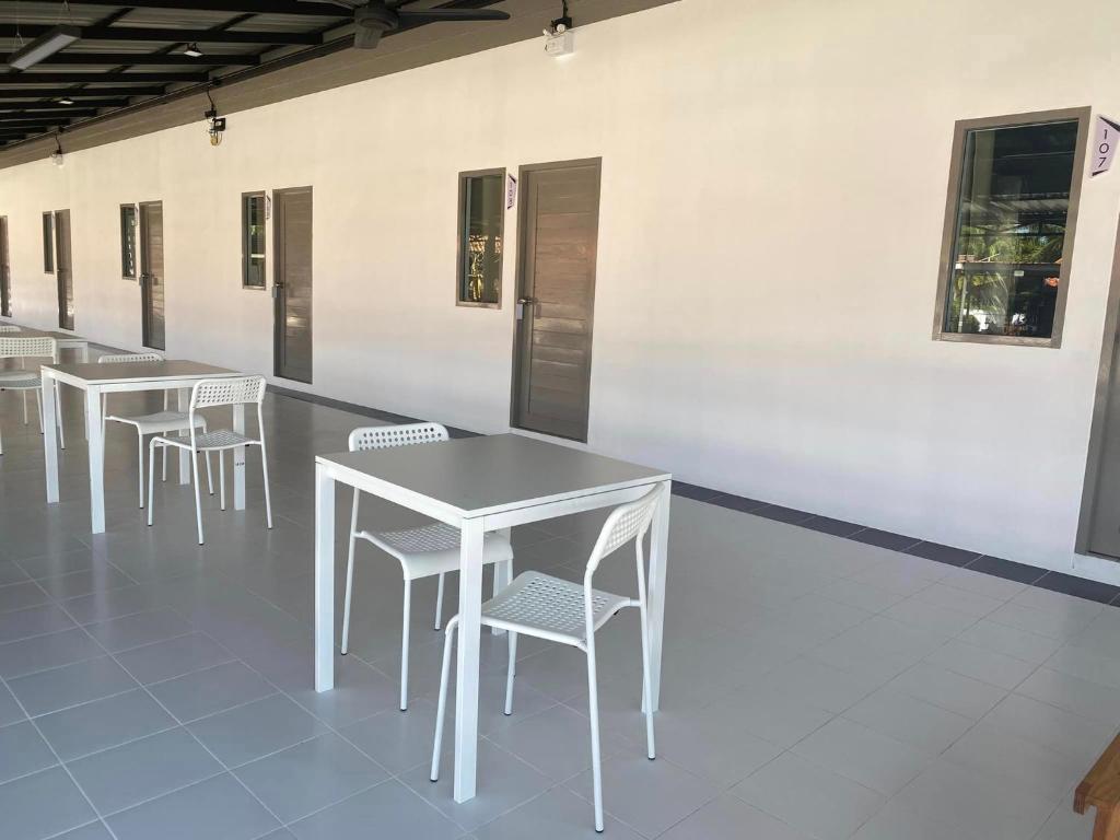 Restaurace v ubytování Juni House Chumphon