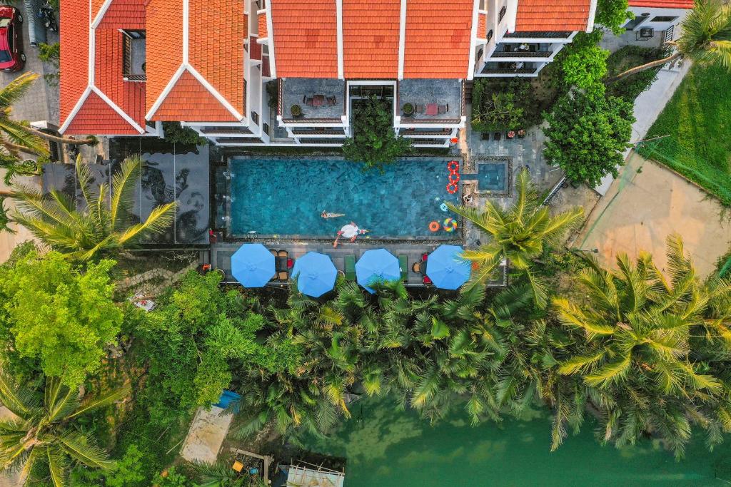 einen Luftblick auf ein Resort mit einem Pool in der Unterkunft Hoi An Riverside Villas & Apartments in Hoi An