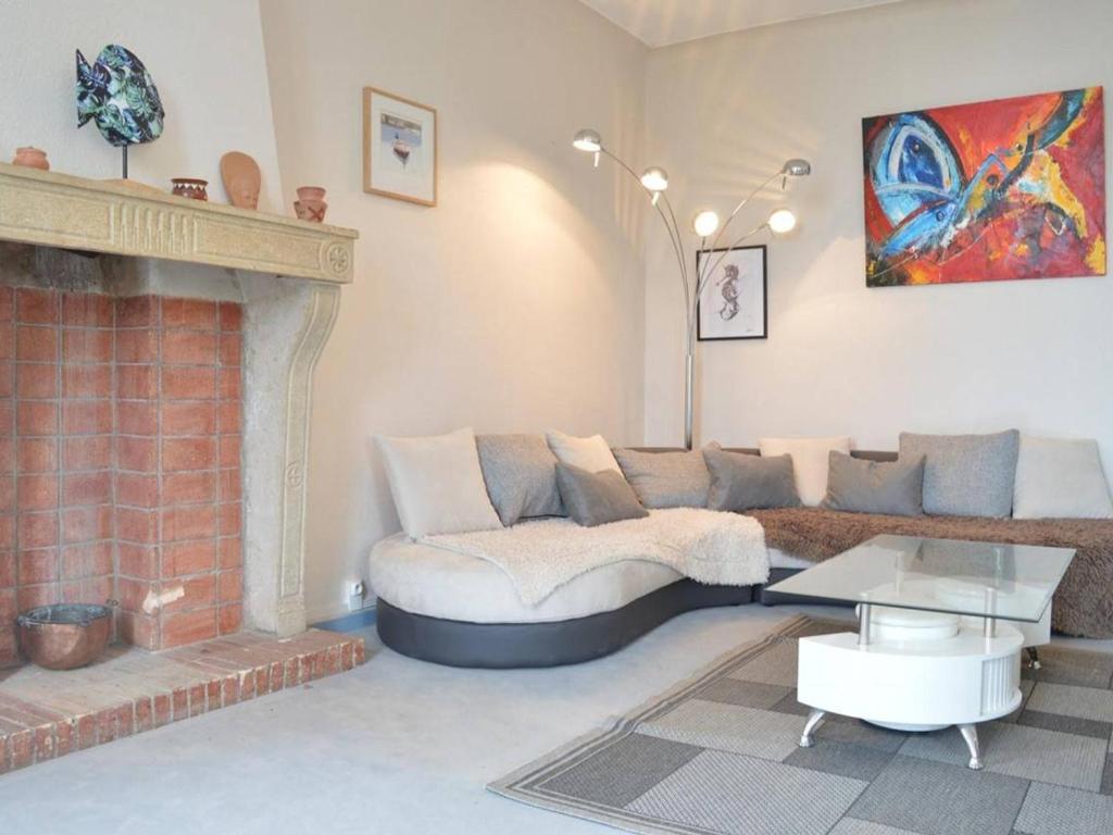 un salon avec un canapé et une cheminée dans l'établissement Spacieux Appart 3 Chambres, Garage, Proche Port et Plage - Banyuls-sur-Mer - FR-1-225C-17, à Banyuls-sur-Mer