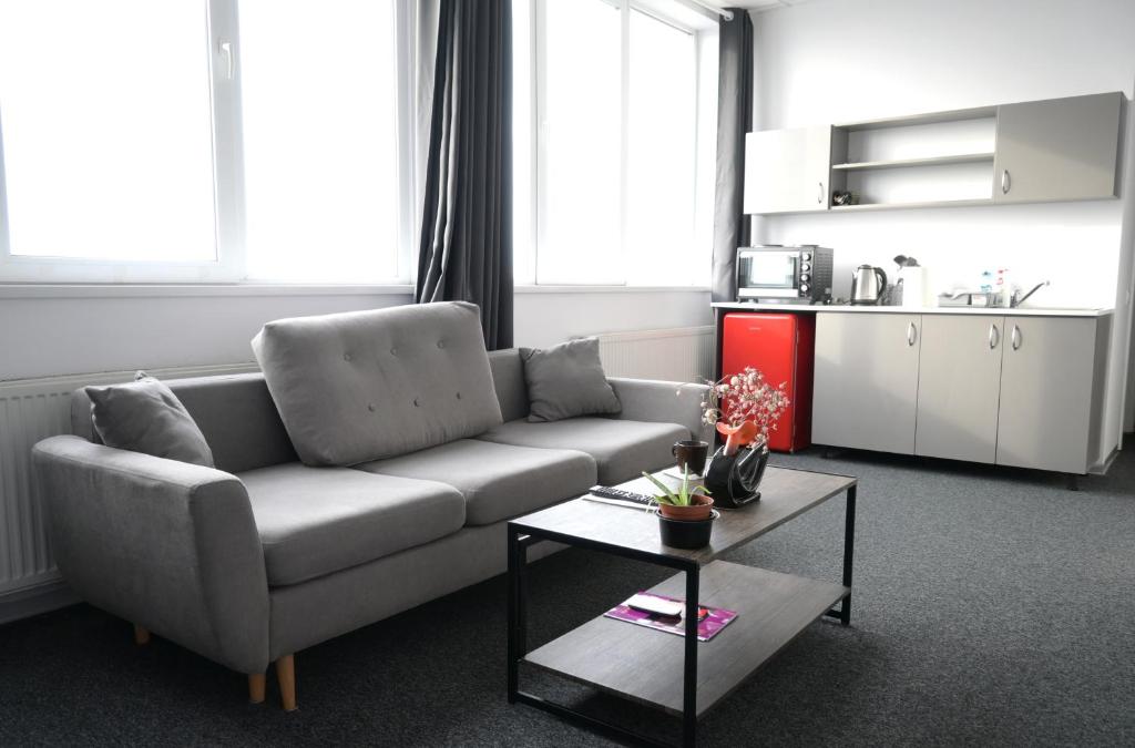 Η κουζίνα ή μικρή κουζίνα στο Luana Airport Apartments #9