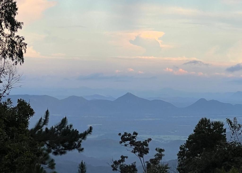 埃拉Villa Nature Hights的从天空欣赏蓝色山脉的美景