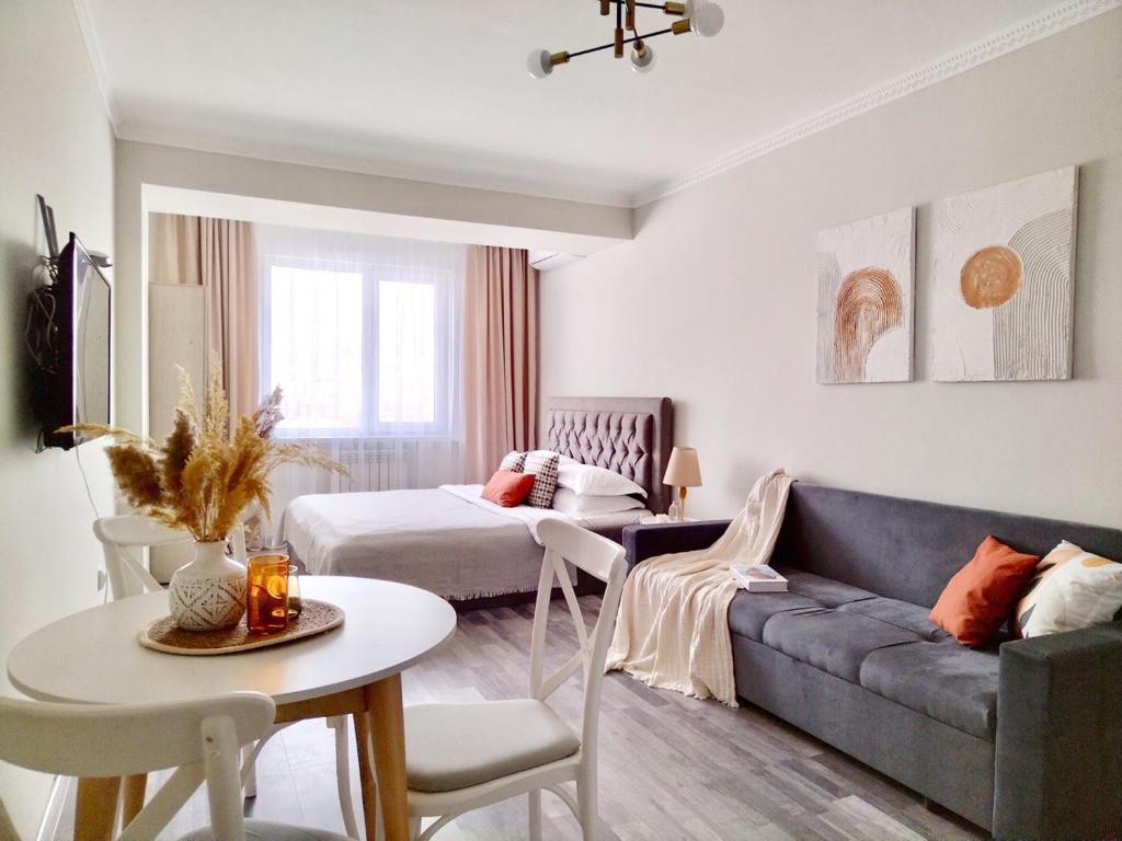 Студия КОЛОС в центре с шикарным видом из окна, Almaty (updated prices ...