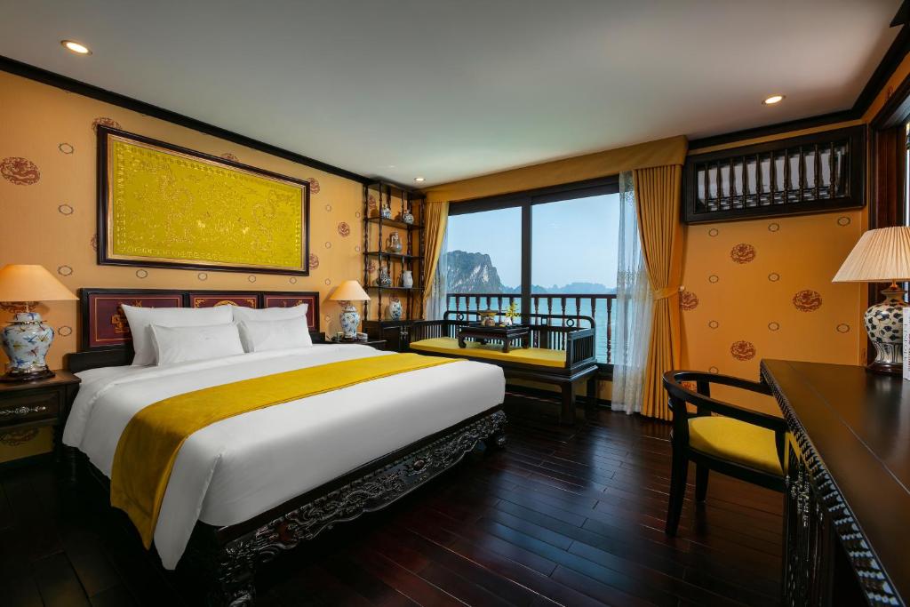 Postel nebo postele na pokoji v ubytování Nostalgia Halong Cruise
