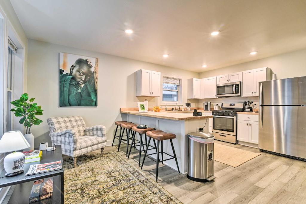Η κουζίνα ή μικρή κουζίνα στο Stylish Retreat with Yard Less Than 5 Mi to MSU Campus