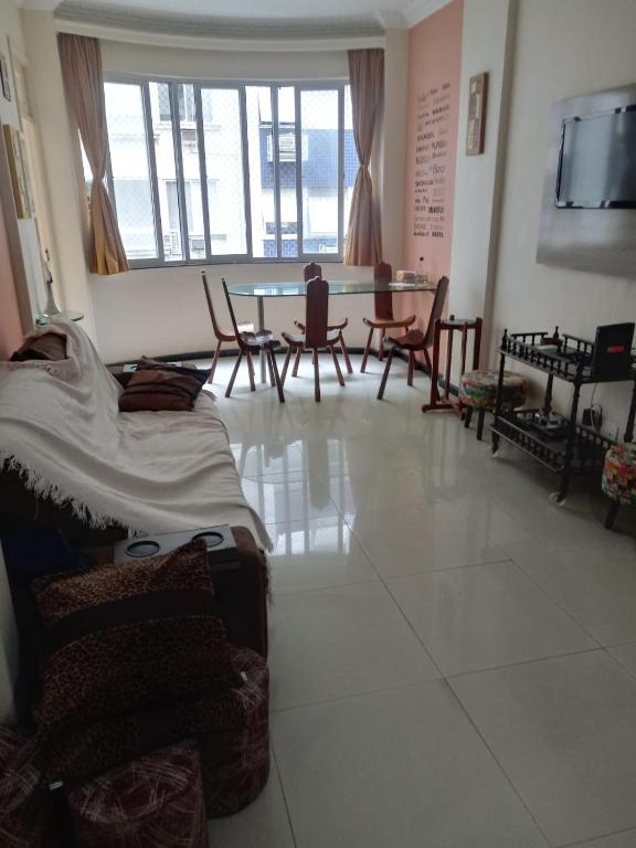 una habitación hospital con sillas y mesa y una habitación con en Real Apartments 399 - 3 quartos e 2 banheiros na quadra da Praia de Copacabana, en Río de Janeiro