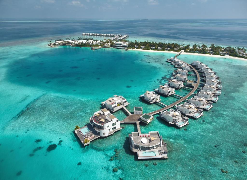 una vista aérea de un complejo en las Maldivas en Jumeirah Olhahali Island Maldives en North Male Atoll