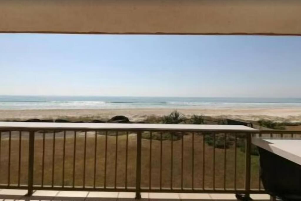 een balkon met uitzicht op het strand bij Palm Breeze - Hosted by Burleigh Letting in Gold Coast