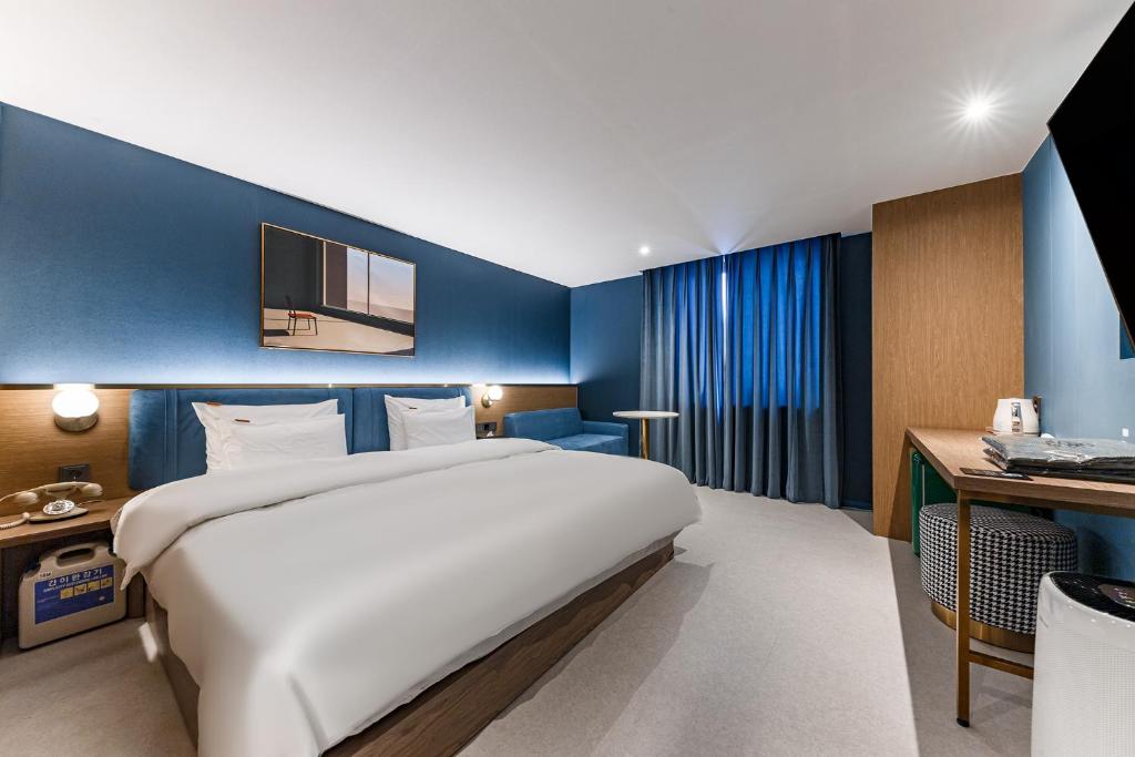Brown Dot Hotel Cheonan Buldang - King Room With Spa Bath