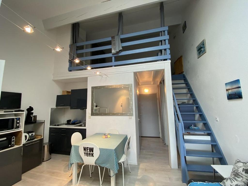 een klein appartement met een trap, een tafel en een kamer bij Appartement Capbreton, 2 pièces, 4 personnes - FR-1-413-130 in Capbreton
