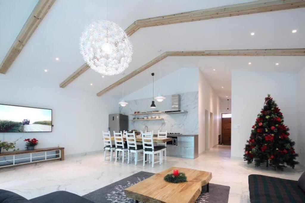 una sala de estar con un árbol de Navidad y un comedor en Praise Suite en Gapyeong