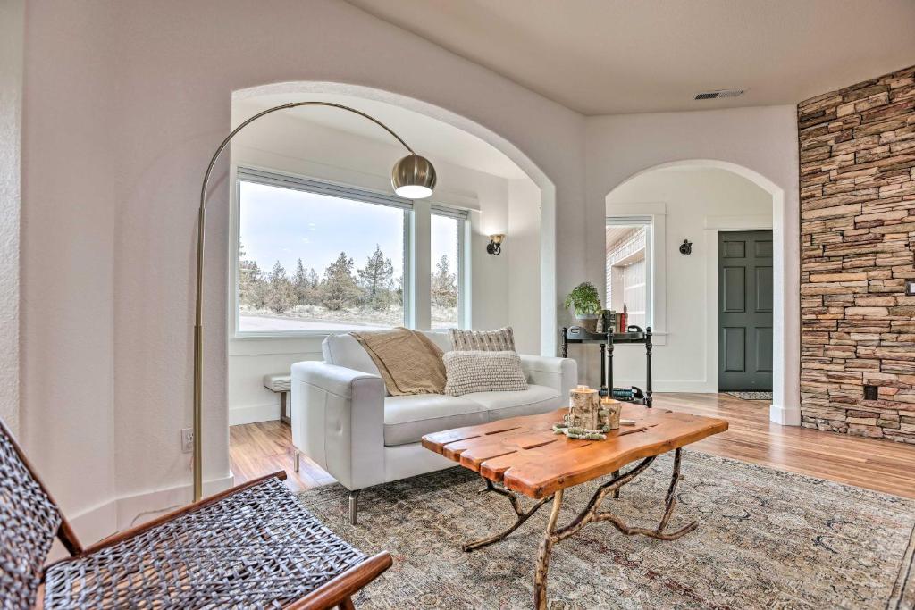 sala de estar con sofá y mesa en Beautiful Ranch Home with Cascade Mountain View, en Powell Butte