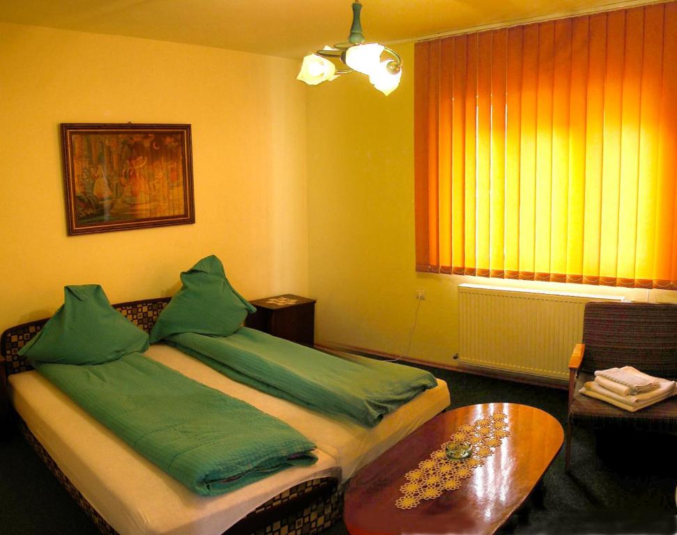 Postel nebo postele na pokoji v ubytování Pensiunea Sub Cetate Deva